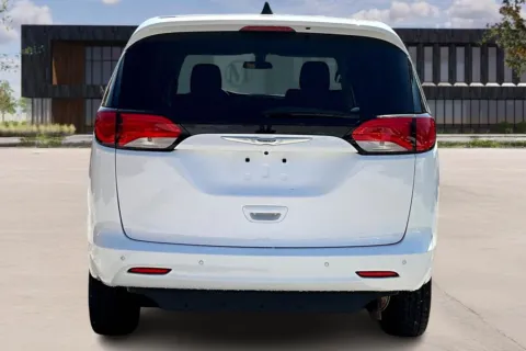 More photos of 2020 Chrysler VOYAGER at Master's Transportation - Bentonville, AR