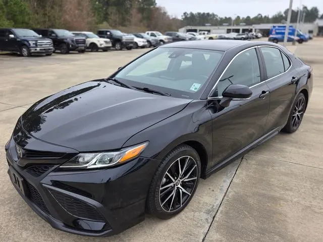 2023 Toyota Camry SE's photo