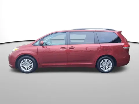 Photos of 2014 Toyota Sienna L for sale in Auburn, WA at Auburn Hyundai