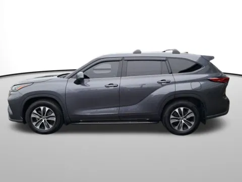 Photos of 2020 Toyota Highlander XLE for sale in Auburn, WA at Auburn Hyundai