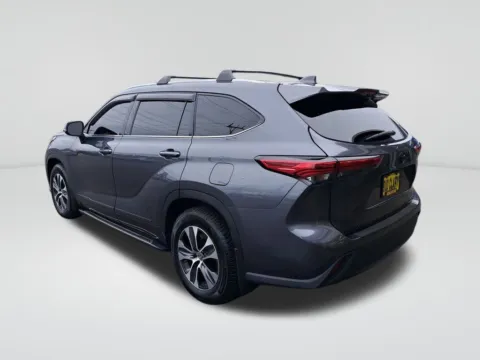 Another view of 2020 Toyota Highlander XLE for sale in Auburn, WA at Auburn Hyundai