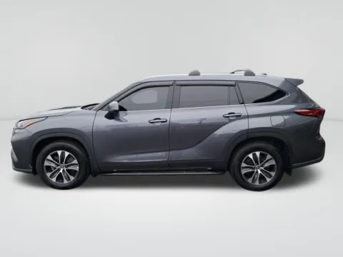Photos of 2020 Toyota Highlander XLE for sale in Auburn, WA at Auburn Hyundai