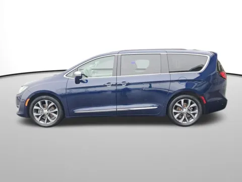 Photos of 2017 Chrysler Pacifica Limited for sale in Auburn, WA at Auburn Hyundai