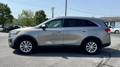 More photos of 2016 KIA SORENTO LX at Hilltop Car Sales, TN