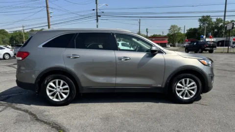 More photos of 2016 KIA SORENTO LX at Hilltop Car Sales, TN