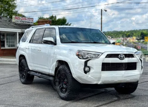 White 2018 TOYOTA 4RUNNER SR5 for sale in Knoxville, TN