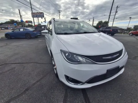 White 2019 CHRYSLER PACIFICA LIMITED for sale in Knoxville, TN
