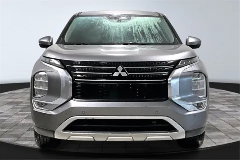 Photos of 2022 Mitsubishi Outlander SE for sale in Roanoke, IN at Southwest Auto Sales