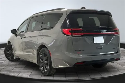 More photos of 2025 Chrysler Pacifica Limited at Southwest Auto Sales, IN