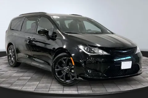 Black 2020 Chrysler Pacifica Touring L Plus for sale in Roanoke, IN