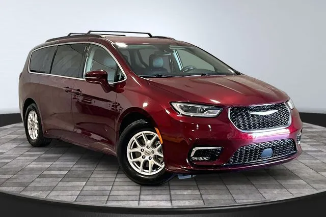 2022 Chrysler Pacifica Touring L's photo