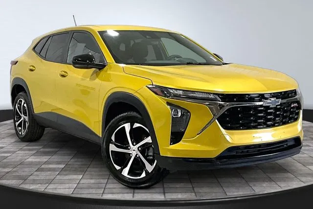 Yellow 2024 Chevrolet Trax 1RS for sale in Roanoke, IN