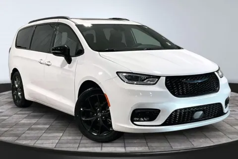 White 2025 Chrysler Pacifica Limited for sale in Roanoke, IN