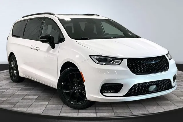 White 2025 Chrysler Pacifica Limited for sale in Roanoke, IN