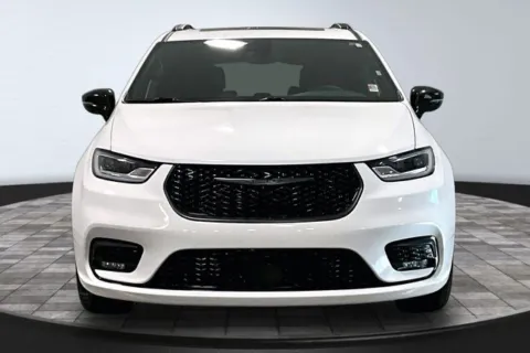 Photos of 2025 Chrysler Pacifica Limited for sale in Roanoke, IN at Southwest Auto Sales