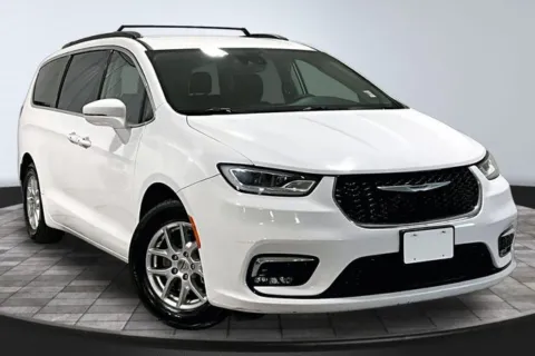 White 2022 Chrysler Pacifica Touring L for sale in Roanoke, IN