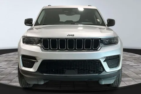 Photos of 2022 Jeep Grand Cherokee Laredo for sale in Roanoke, IN at Southwest Auto Sales