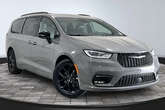 2025 Chrysler Pacifica Limited's photo