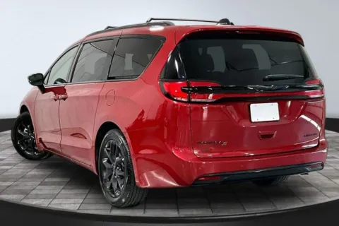 More photos of 2025 Chrysler Pacifica Limited at Southwest Auto Sales, IN