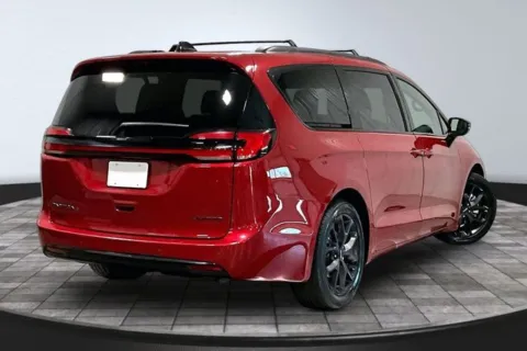 More photos of 2025 Chrysler Pacifica Limited at Southwest Auto Sales, IN