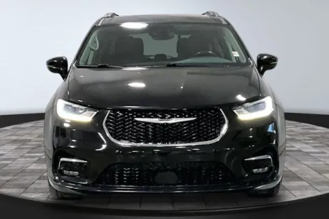 Photos of 2021 Chrysler Pacifica Touring L for sale in Roanoke, IN at Southwest Auto Sales