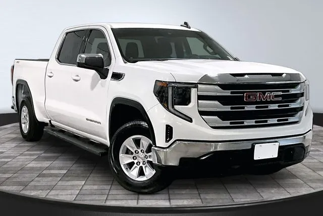 2022 GMC Sierra 4WD Crew Cab Short Box SLE's photo