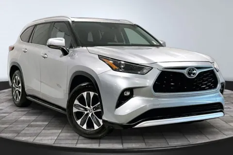 Silver 2023 Toyota Highlander XLE for sale in Roanoke, IN