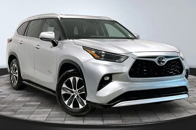 Silver 2023 Toyota Highlander XLE for sale in Roanoke, IN