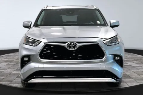 Photos of 2023 Toyota Highlander XLE for sale in Roanoke, IN at Southwest Auto Sales