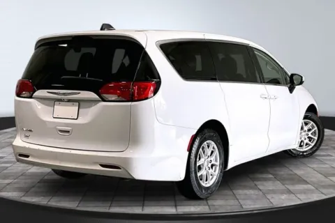 More photos of 2022 Chrysler Voyager LX at Southwest Auto Sales, IN