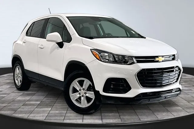 White 2021 Chevrolet Trax LS for sale in Roanoke, IN