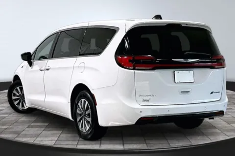 More photos of 2024 Chrysler Pacifica Hybrid Select at Southwest Auto Sales, IN
