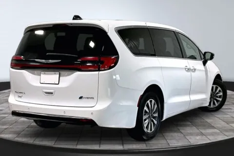 More photos of 2024 Chrysler Pacifica Hybrid Select at Southwest Auto Sales, IN