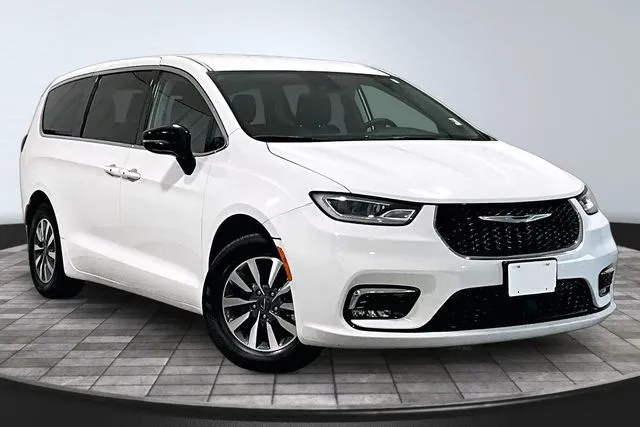 White 2024 Chrysler Pacifica Hybrid Select for sale in Roanoke, IN