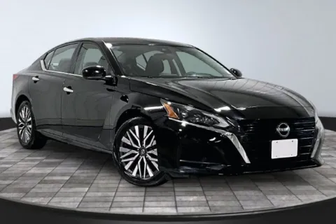 Black 2023 Nissan Altima 2.5 SV for sale in Roanoke, IN