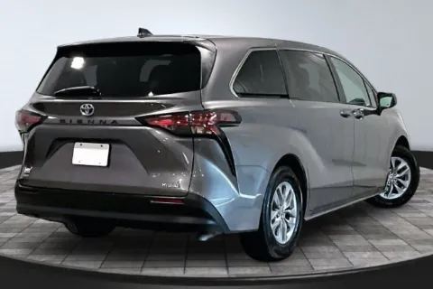 More photos of 2022 Toyota Sienna LE at Southwest Auto Sales, IN