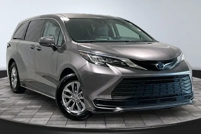 Gray 2022 Toyota Sienna LE for sale in Roanoke, IN