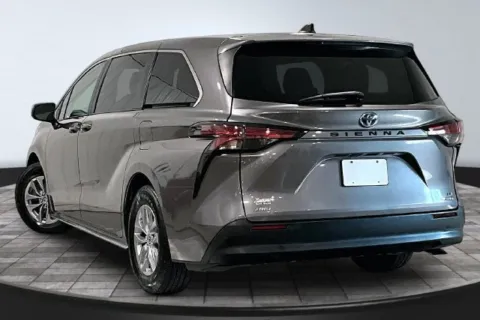 More photos of 2022 Toyota Sienna LE at Southwest Auto Sales, IN