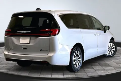 More photos of 2024 Chrysler Pacifica Hybrid Select at Southwest Auto Sales, IN