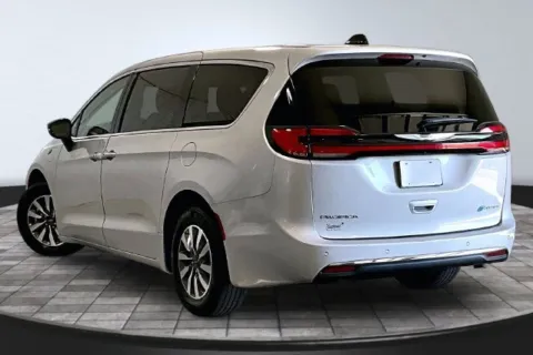 More photos of 2024 Chrysler Pacifica Hybrid Select at Southwest Auto Sales, IN