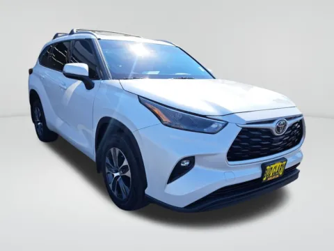 Another view of 2022 Toyota Highlander XLE for sale in Auburn, WA at Auburn Volkswagen