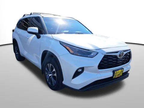 Another view of 2022 Toyota Highlander XLE for sale in Auburn, WA at Auburn Volkswagen
