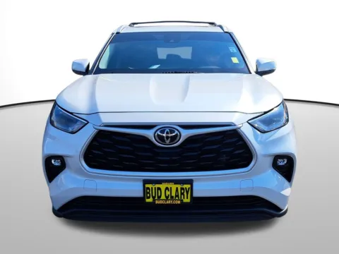 Photos of 2022 Toyota Highlander XLE for sale in Auburn, WA at Auburn Volkswagen