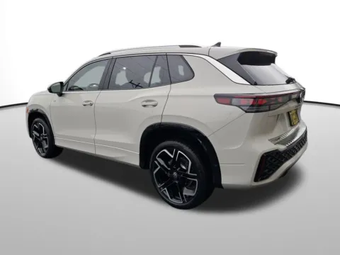 Another view of 2026 Volkswagen Tiguan 2.0T SEL R-Line Turbo for sale in Auburn, WA at Auburn Volkswagen