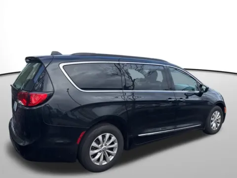 More photos of 2017 Chrysler Pacifica Touring L at Bud Clary Auburn Volkswagen, WA