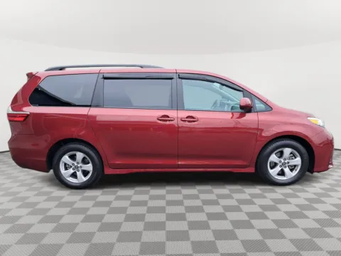 More photos of 2018 Toyota Sienna LE at Auburn Volkswagen, WA
