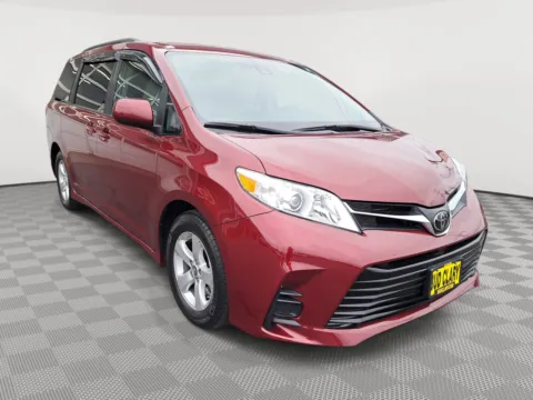 More photos of 2018 Toyota Sienna LE at Auburn Volkswagen, WA