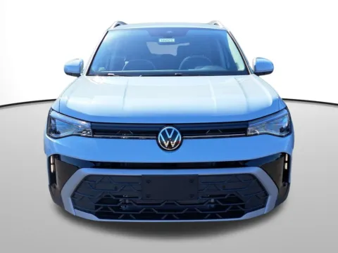 Photos of 2025 Volkswagen Taos 1.5T SE for sale in Auburn, WA at Auburn Volkswagen