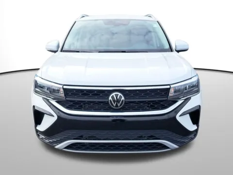 Photos of 2024 Volkswagen Taos 1.5T SE for sale in Auburn, WA at Auburn Volkswagen