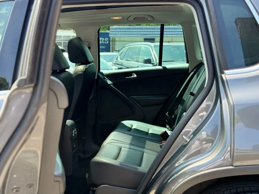 2016 Volkswagen Tiguan SE Sport photo 2